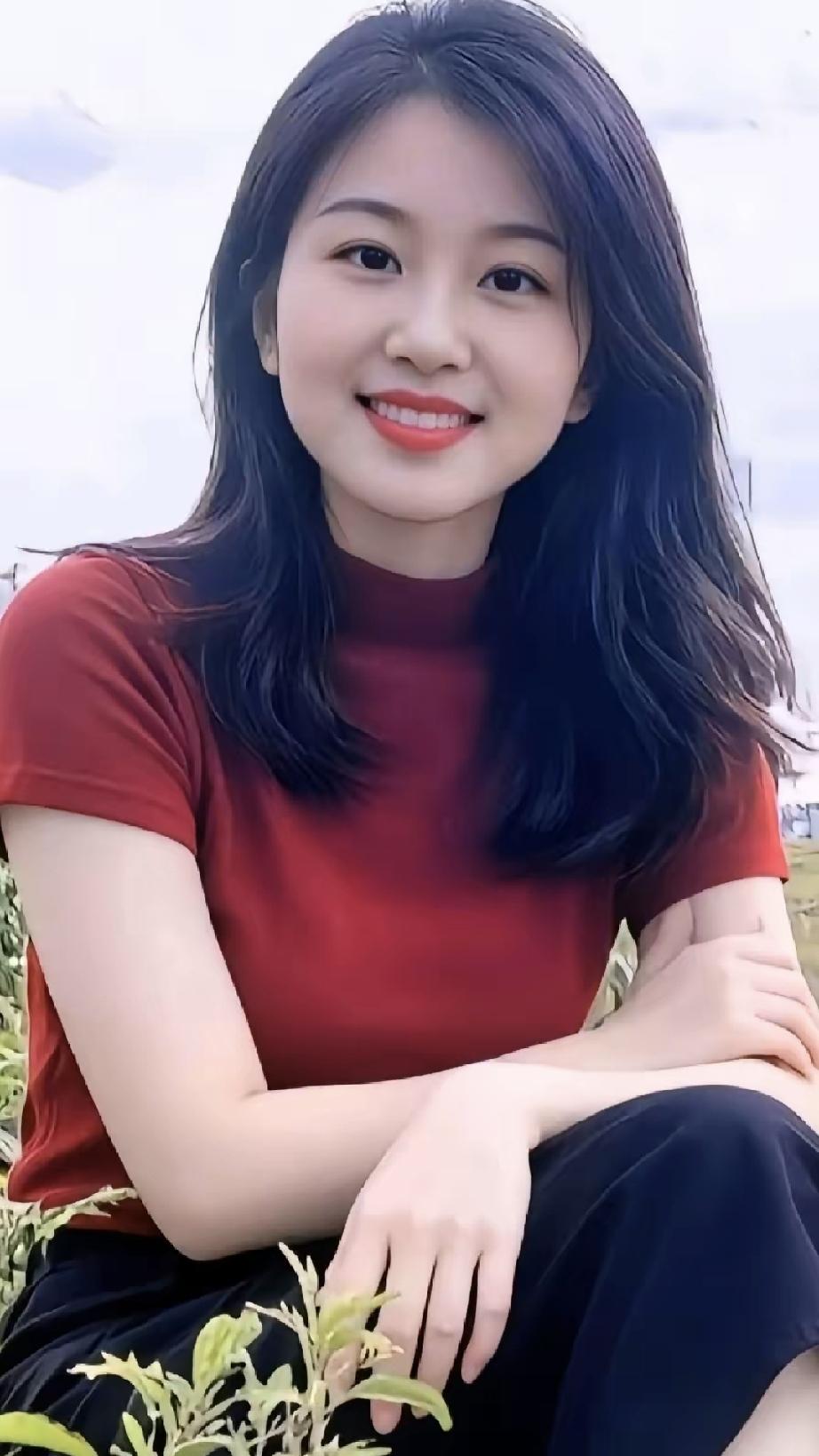 前阵子翻聊天记录，看到自己曾经小心翼翼讨好别人的样子，突然觉得又可笑又心酸。那时