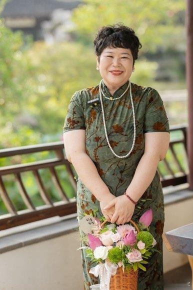 房主任对杜华说公司最想红的是你房主任你是懂怎么拿捏杜华的，直接说她才是公司头号爱