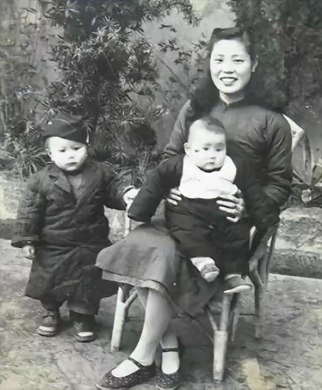 1919年，章士钊纳青楼女子奚翠贞为二夫人，俩人同居5年后，原配妻子愤怒地找他索