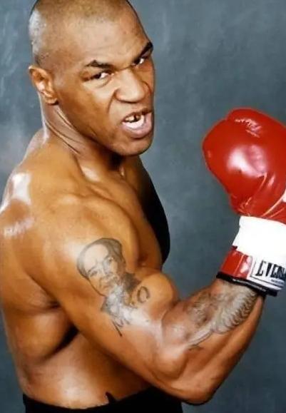 2006年，前重量级拳王泰森踏上中国土地，专程前往瞻仰毛主席遗容，仅停留片刻后，