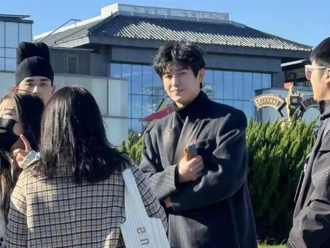 秋日的西安大雁塔，飞檐翘角映着澄澈天光，千年古刹的静谧中忽然闯进一抹亮眼身影——