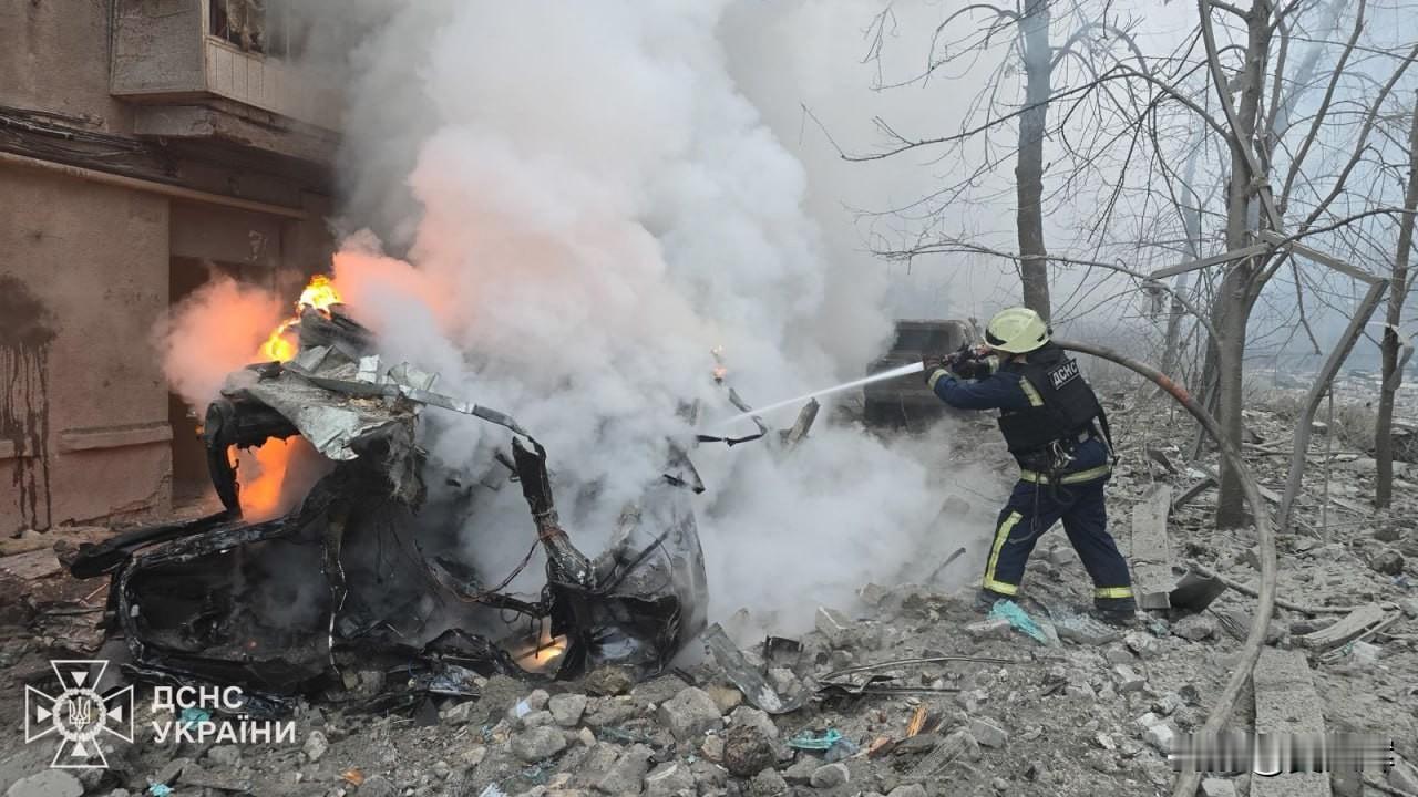 【泽连斯基发布的照片】

1月2日，泽连斯基发布哈尔科夫一居民区遭俄罗斯导弹袭击