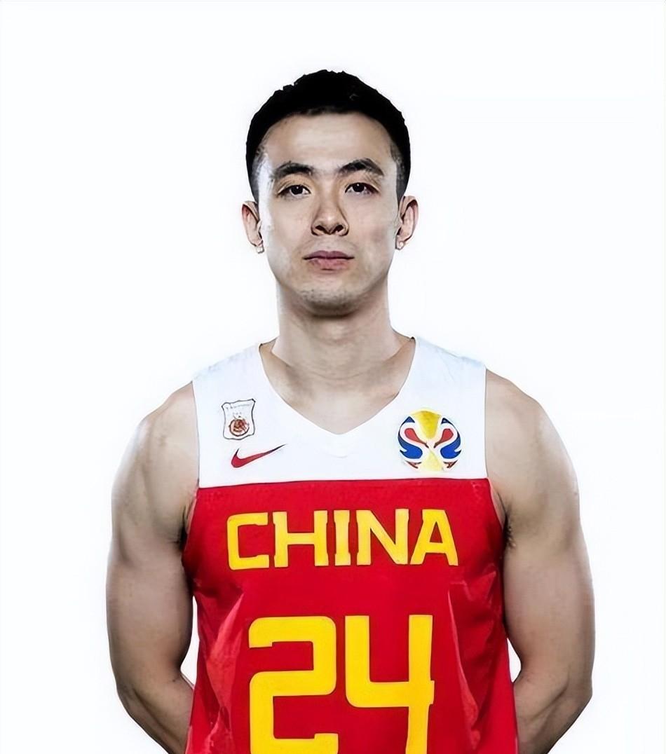 赵继伟当选新一期中国男篮队长。在乔帅时期，赵继伟曾经当过队长，网传赵继伟当时对乔