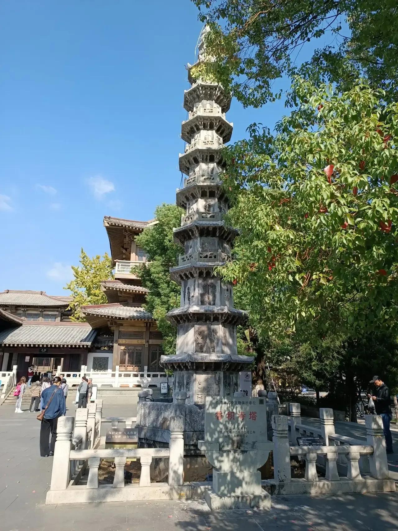 杭州有很多寺庙，最出名的当然是灵隐寺，香火鼎盛，善男信女们络绎不绝。不过杭州还有