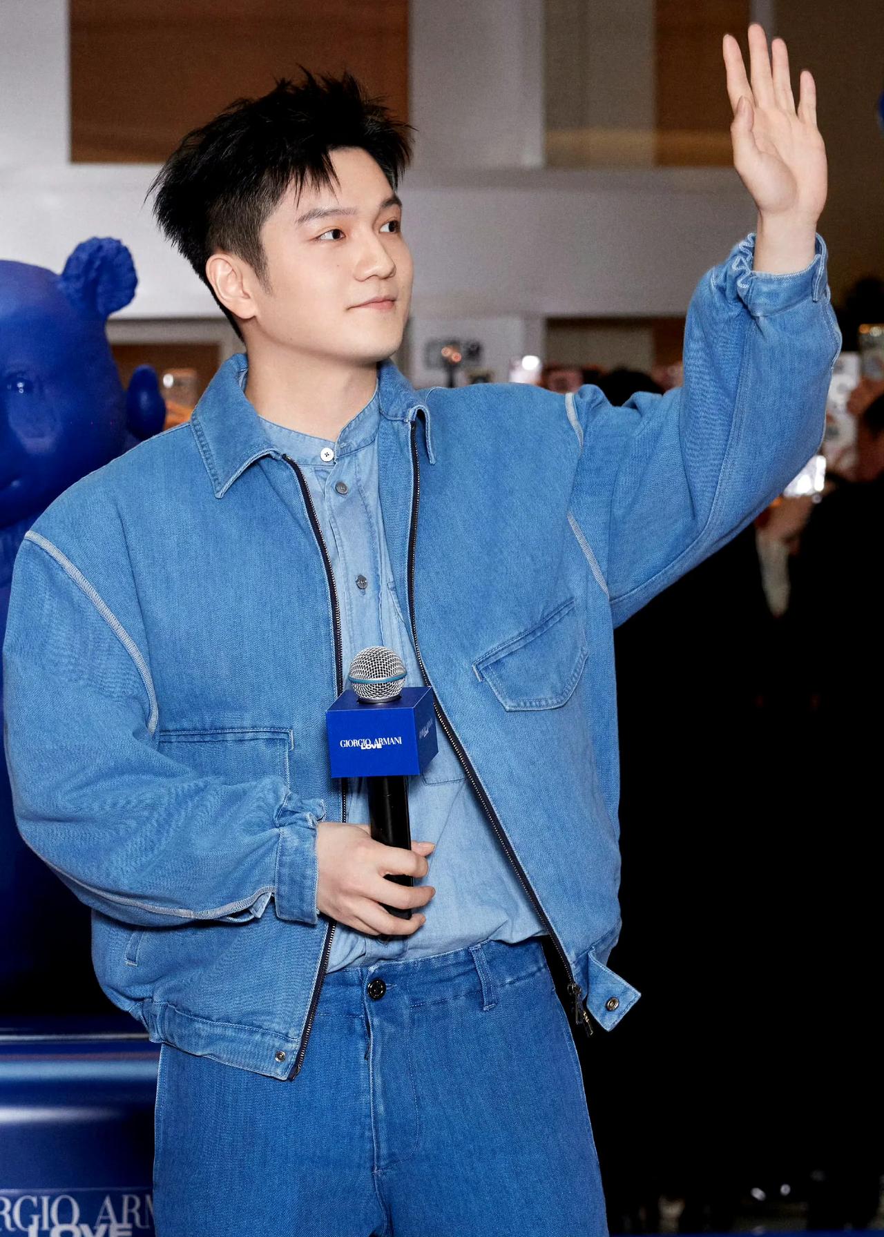 一身牛仔休闲装的樊振东，这时尚度简直拉满了啊！这光鲜亮丽的颜值和温文尔雅的气质。