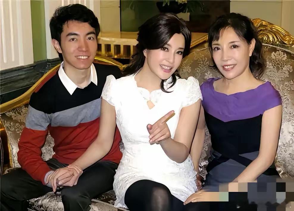 刘晓庆和自己亲妹妹的合影，还真有点像，她看着比妹妹还年轻！ ​​​