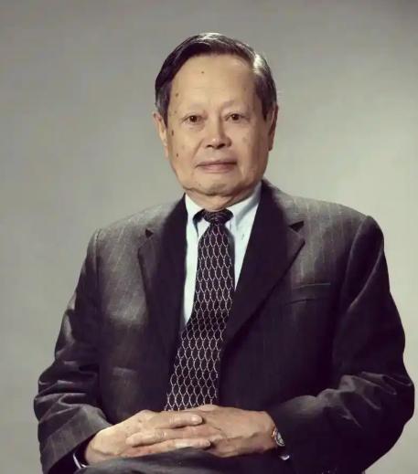 “必须建，不建中国会落后30年！”2016年，杨振宁曾顶着指责，拼命反对花200