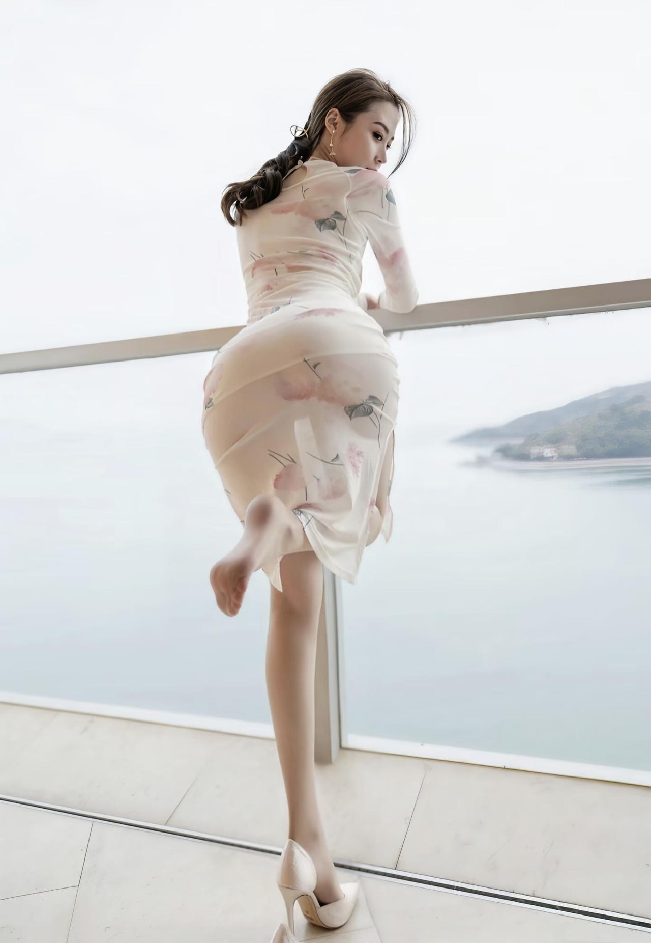 [微风]衣服好看
[微风]还是
[微风]我
[微风]好看？
高跟鞋 旗袍 你觉得