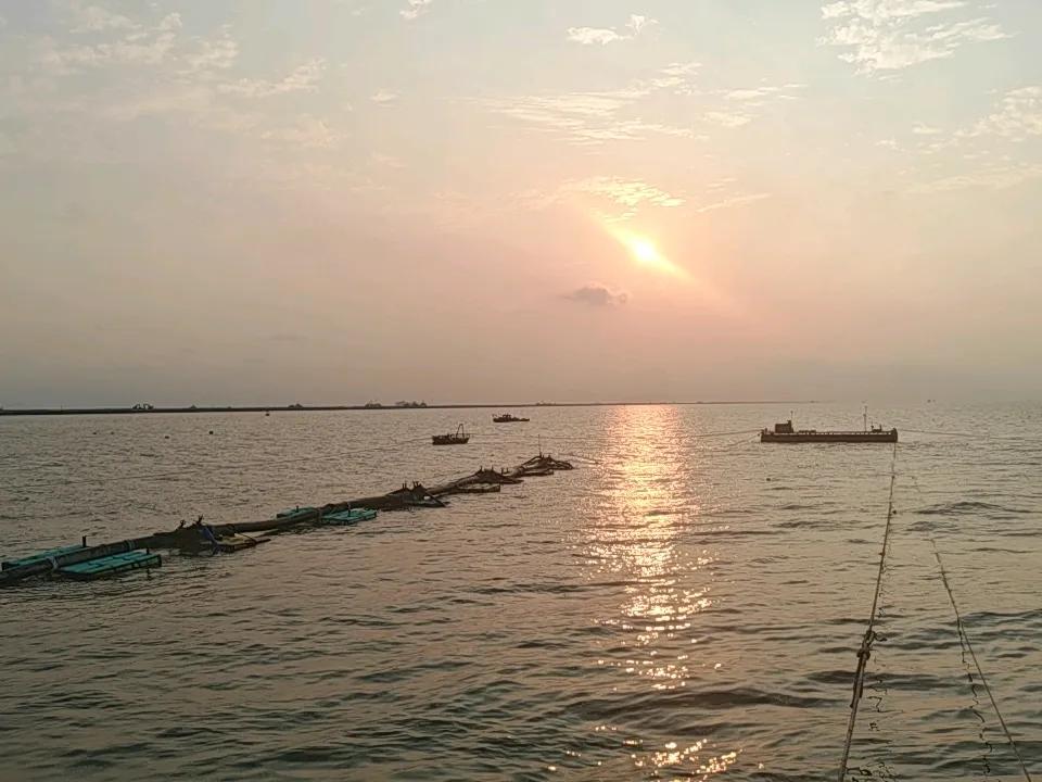 今天继续工程船上海打大坝养老的一天，海面平静，风平浪轻，简直太舒服啦。和海员们经