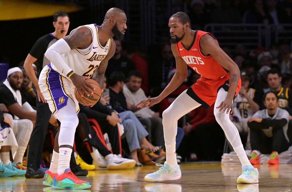 火箭瞄上湖人的同时，湖人也瞄上了火箭。尼采曾说过：“当你凝视深渊的时候，深渊也在