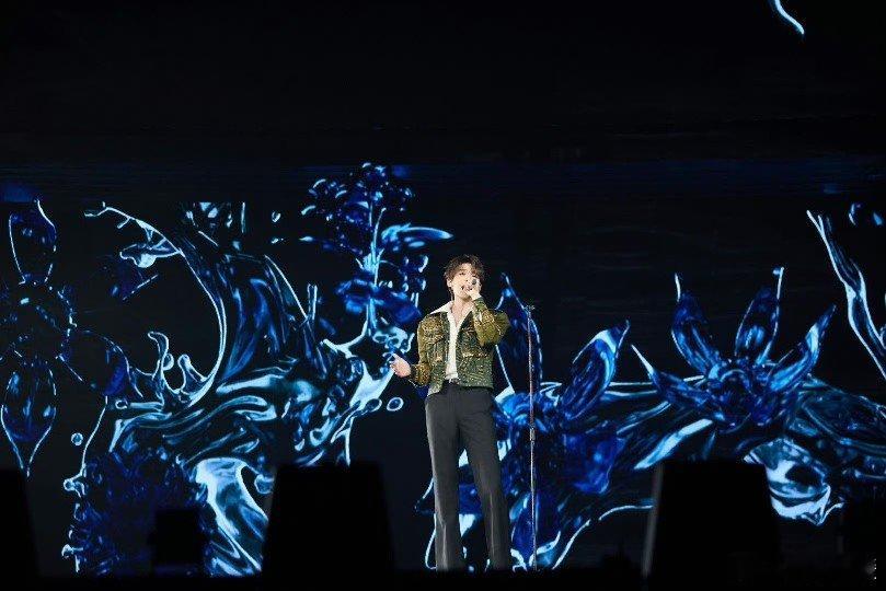 王赫野这首歌每一句都是暴击 王赫野2025收官曲《烂花》简直绝了，每句歌词都像小