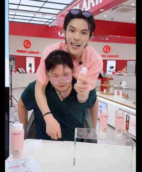 6月23日，向佐带着弟弟一起直播了。
弟弟看上去还不适直播的气氛，十分紧绷的站在
