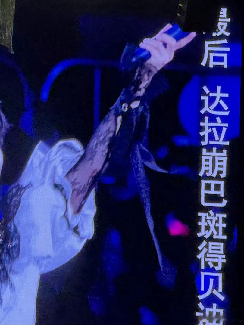 谁教周深穿蕾丝的 周深的舞台妆造永远有惊喜，蕾丝元素拿捏得恰到好处，华丽却不浮夸