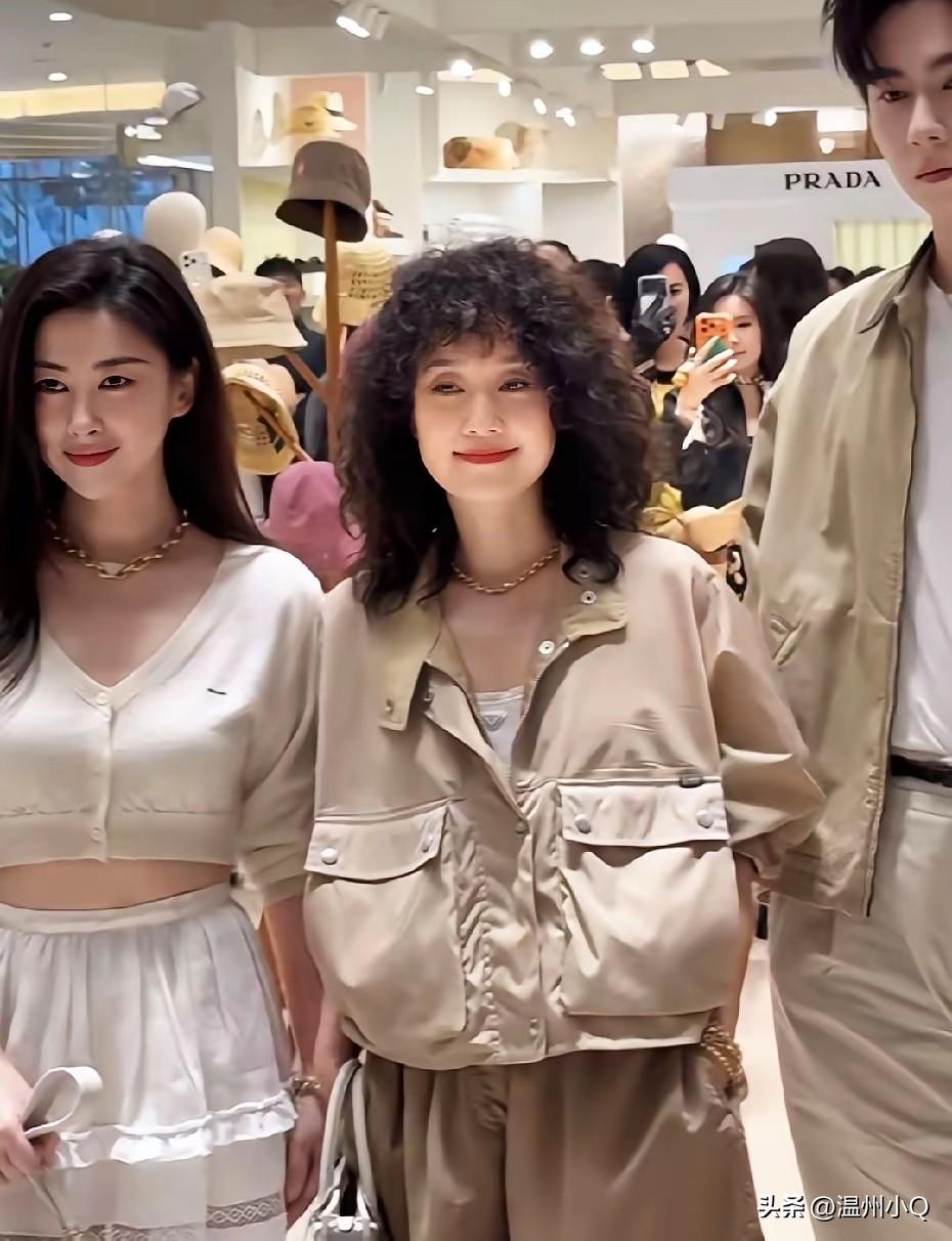 嫌少见马伊琍尝试新发型，这次直接来了一个中长发羊毛卷，让人完全认不出她来。

有