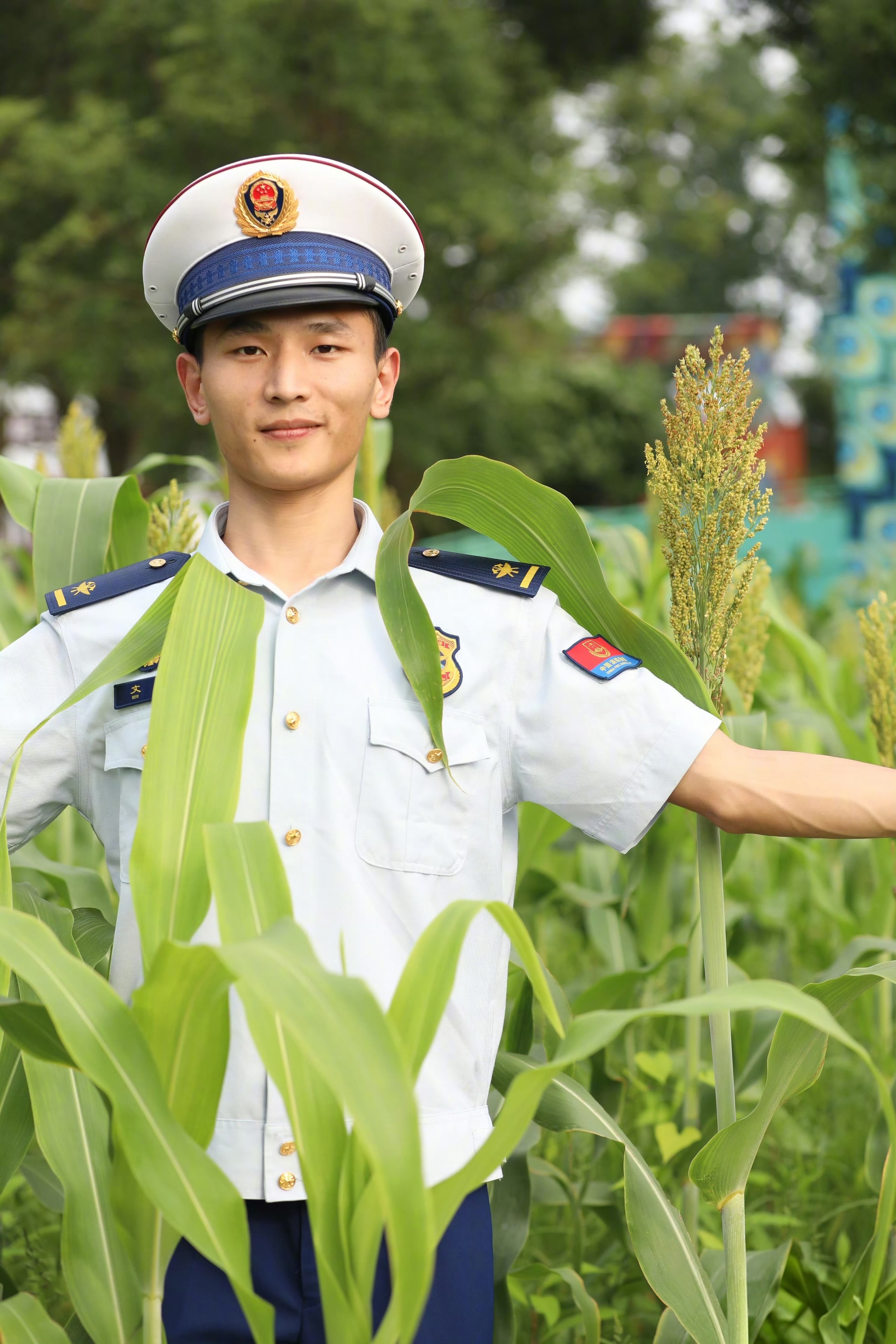 一路奔忙，也别忘了给自己留一点温柔。有人守护万家灯火，也有人在自己的生活里默默努