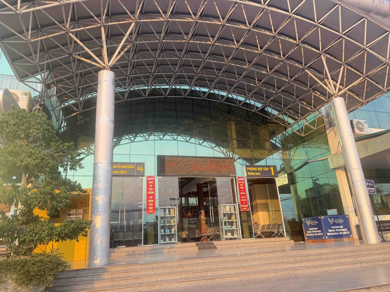 越南老街省火车站冷冷清清，客流量稀少

越南老街省火车站建筑还可以，铁棚以及楼体