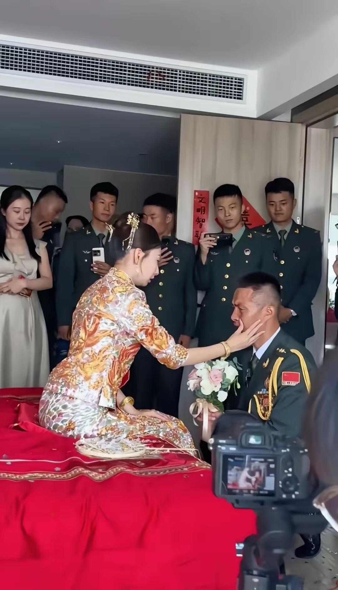 军迷[超话]  这是一位现役军人的婚礼现场，只见这位兵哥哥新郎单膝跪地，手捧一束