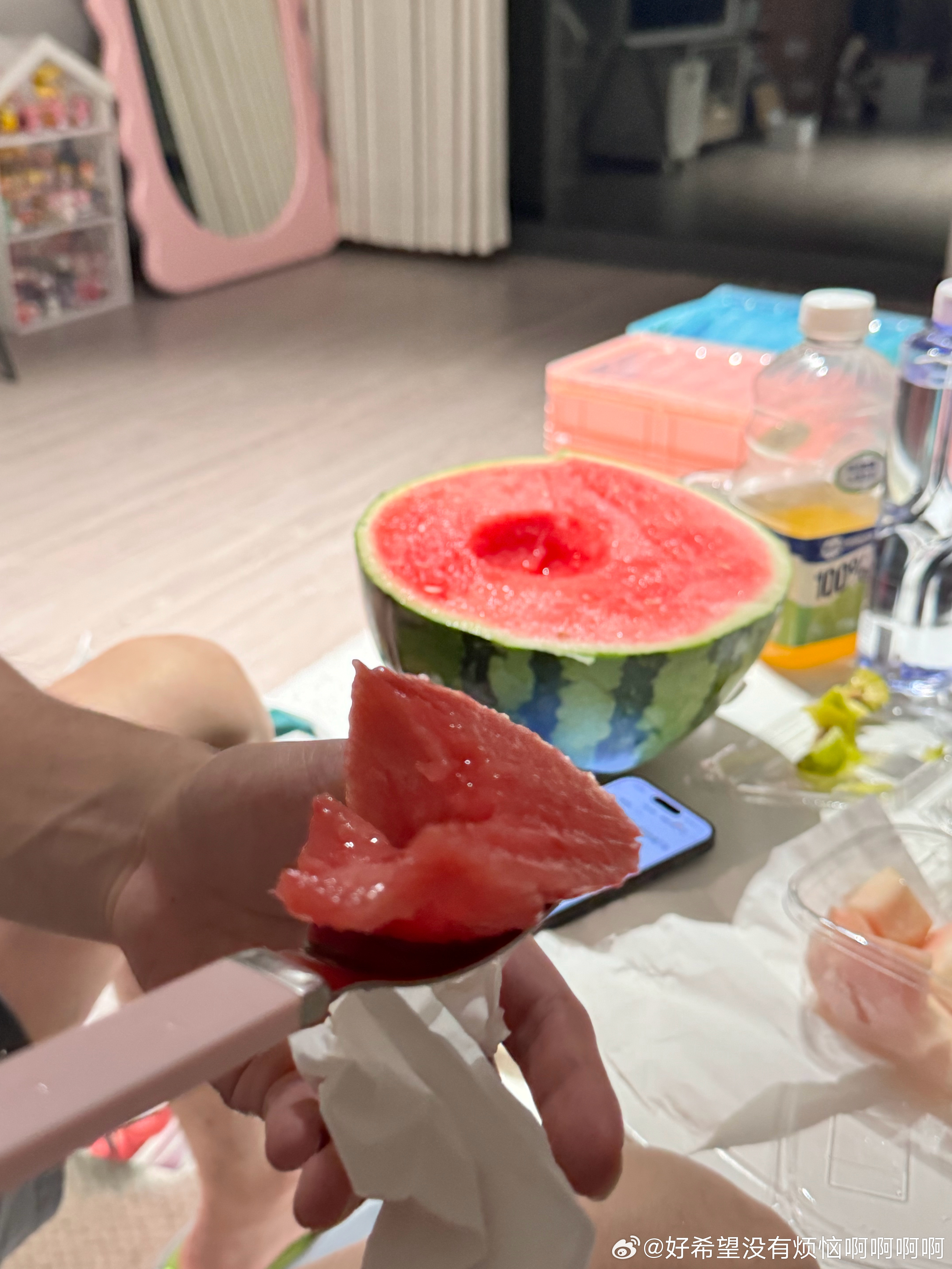 西瓜最甜的部分！老婆们先吃 ​​​