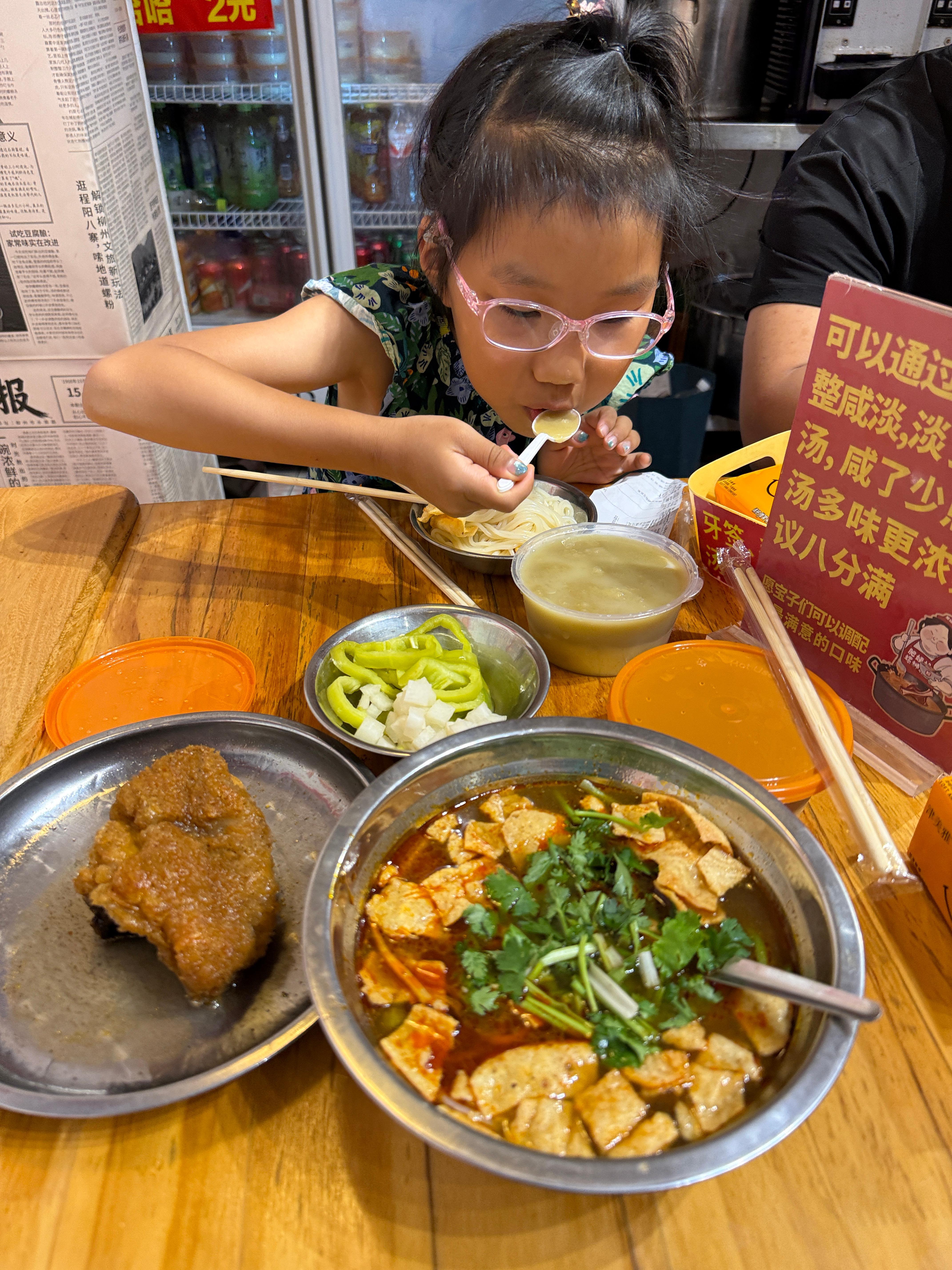 生日大餐给我们仨吃困了下午回家呼呼大睡…本人睡到五点多，最近鼻炎发作很缺觉六点多