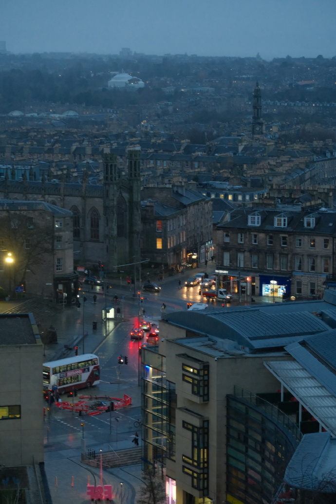 你只是情绪进入了死胡同，而不是人生进入了死胡同。｜余华 