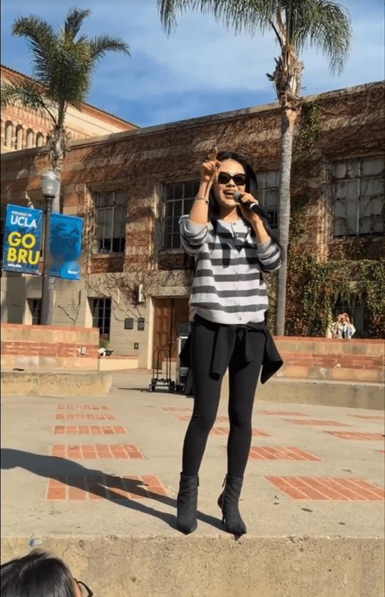 袁娅维在旧金山溜AI机器狗 前脚揣着《大东北是我的家乡》火遍旧金山，后脚就牵着A