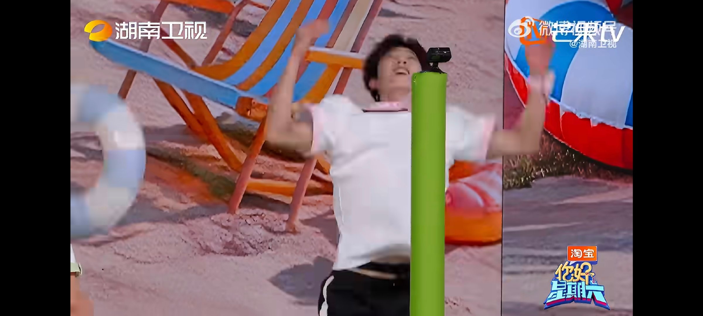 李昀锐出手一击必中李昀锐是会捣乱的面对两位搭档联手防守的局面他也丝毫没有胆怯，反