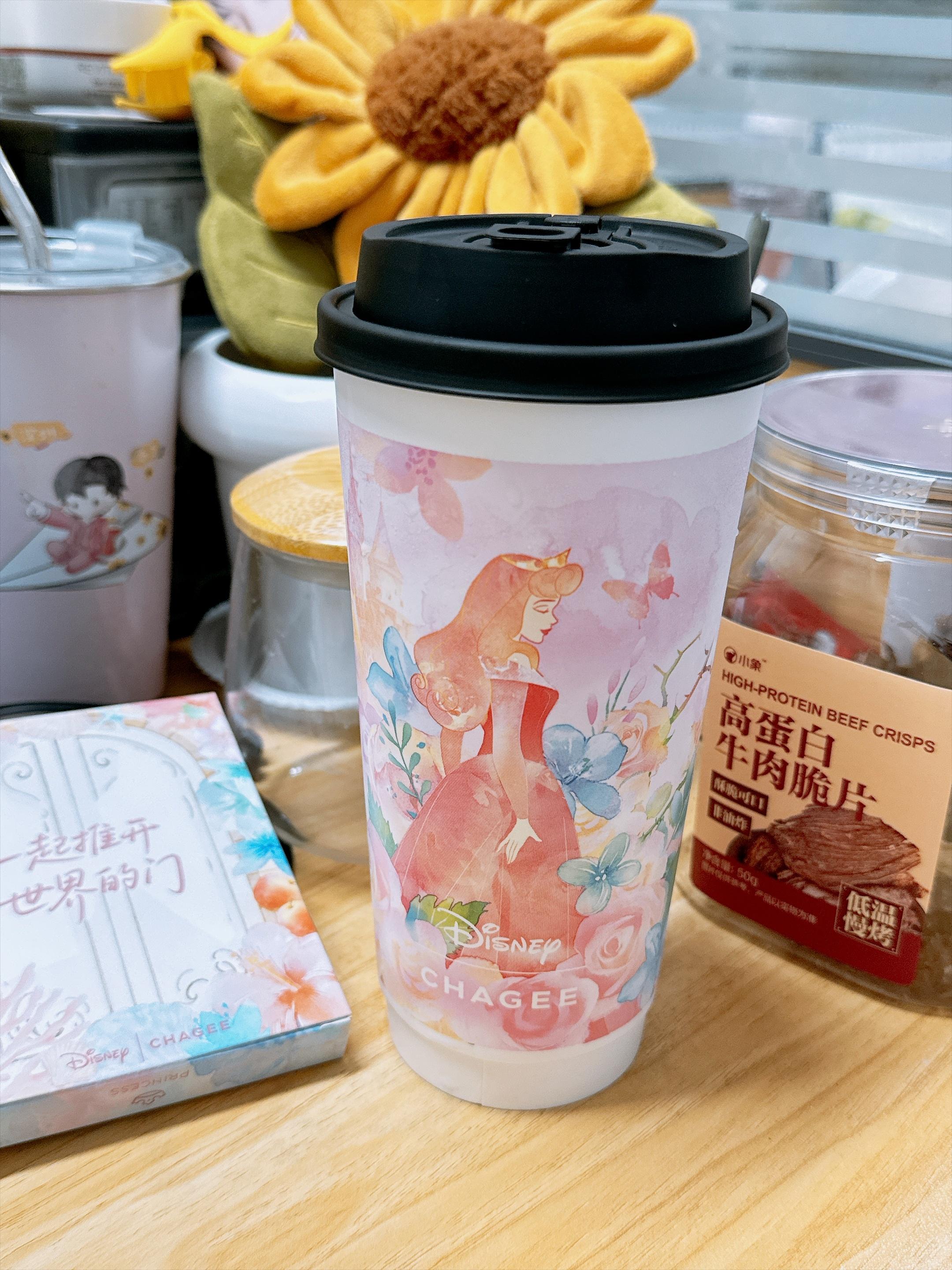 喝上了。好久没喝霸王茶姬了，这个轻因·云游栖梦没喝过，杯子好好看，还送金属的发簪