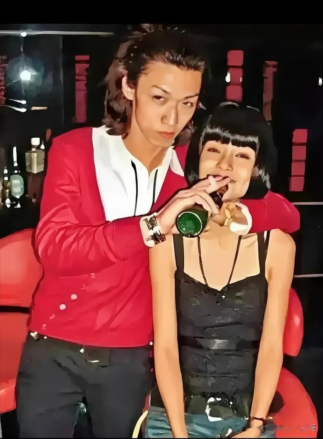网友发的照片，杨颖早期奋斗史，看着有些不像她，可网友确定就是她#杨颖以前旧照片#