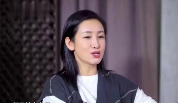 演员秦海璐说：“在和王雷合作时，每次只要一收工，他就说，今天我请客，大家想吃什么