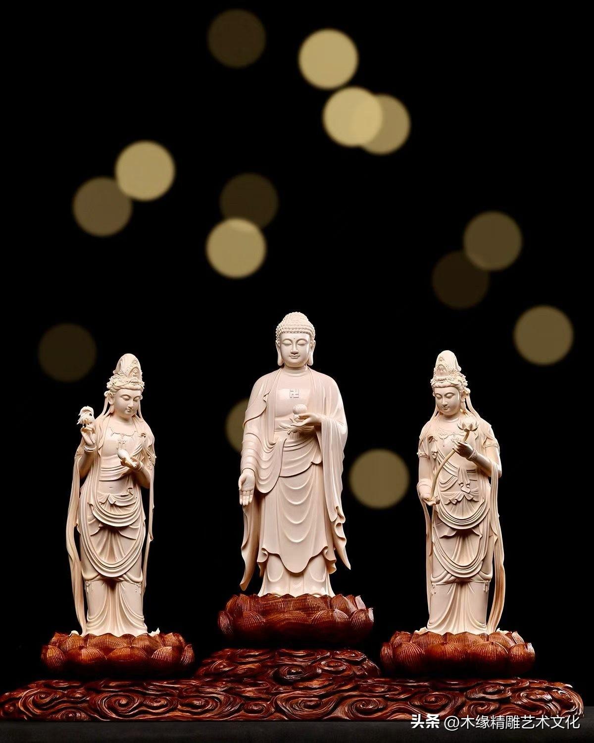 三尊同堂，各有神韵。中尊释迦牟尼佛托钵而坐，两侧观音持净瓶、地藏执锡杖，造型各异