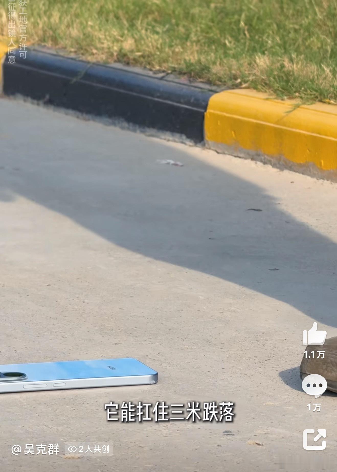 吴克群给西安00后工地女孩送手机刷到吴克群去西安工地这事儿，第一反应是真接地气。