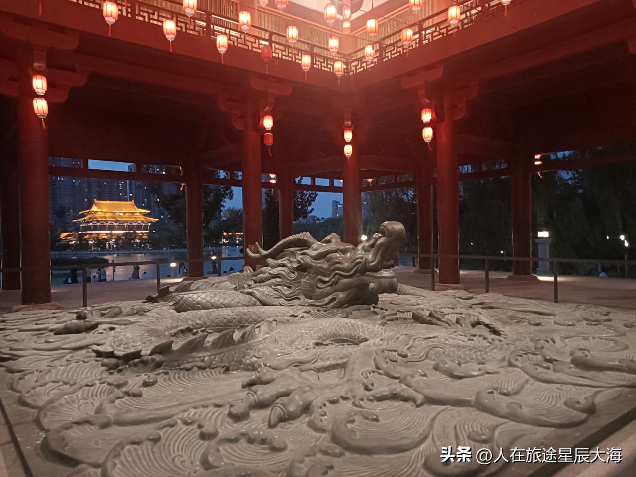 晚饭后，我遛遛达达走进了兴庆宫公园。躲了一天的高温，在傍晚时分来人流量多的地方抛