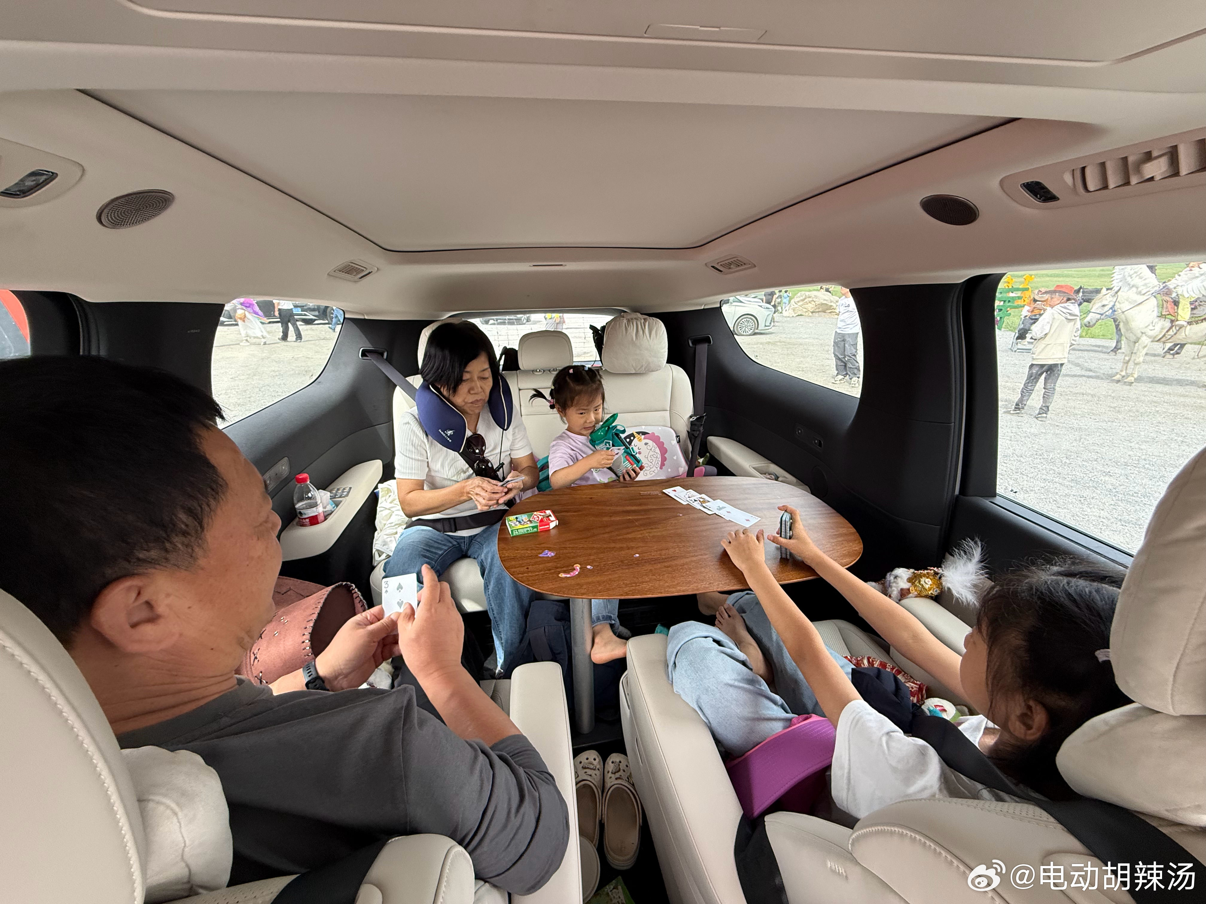 MEGA的优势这就来了，太有家庭味道了！吃饭、打牌都可以！理想汽车