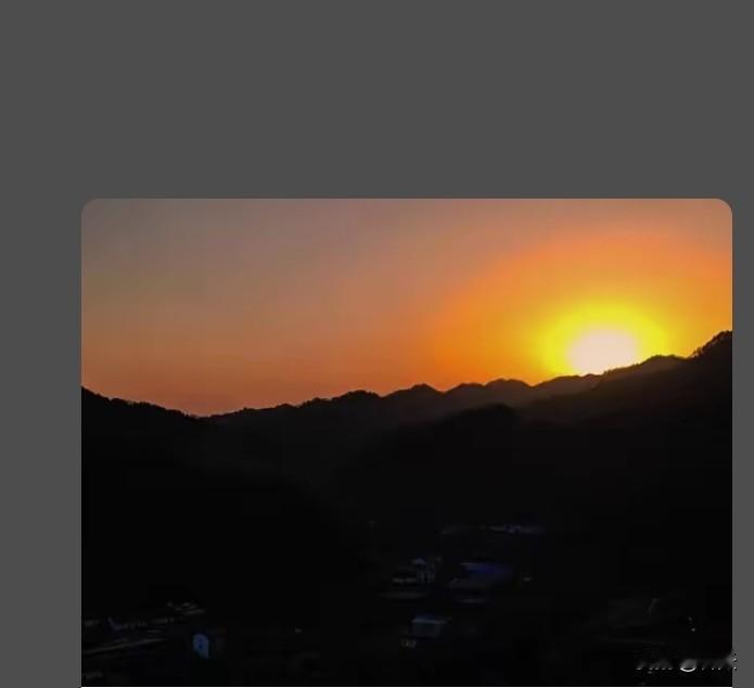 职场交心：别让真诚变成软肋
 
职场最残酷的真相，莫过于错把同事当挚友。多少人掏