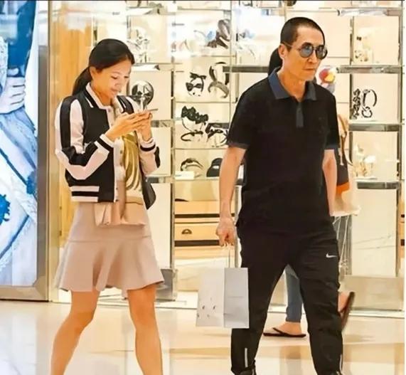 不管多大的范儿，陪老婆逛街时都得给老婆提包。你看大导演张艺谋，不也照样给陈婷提包
