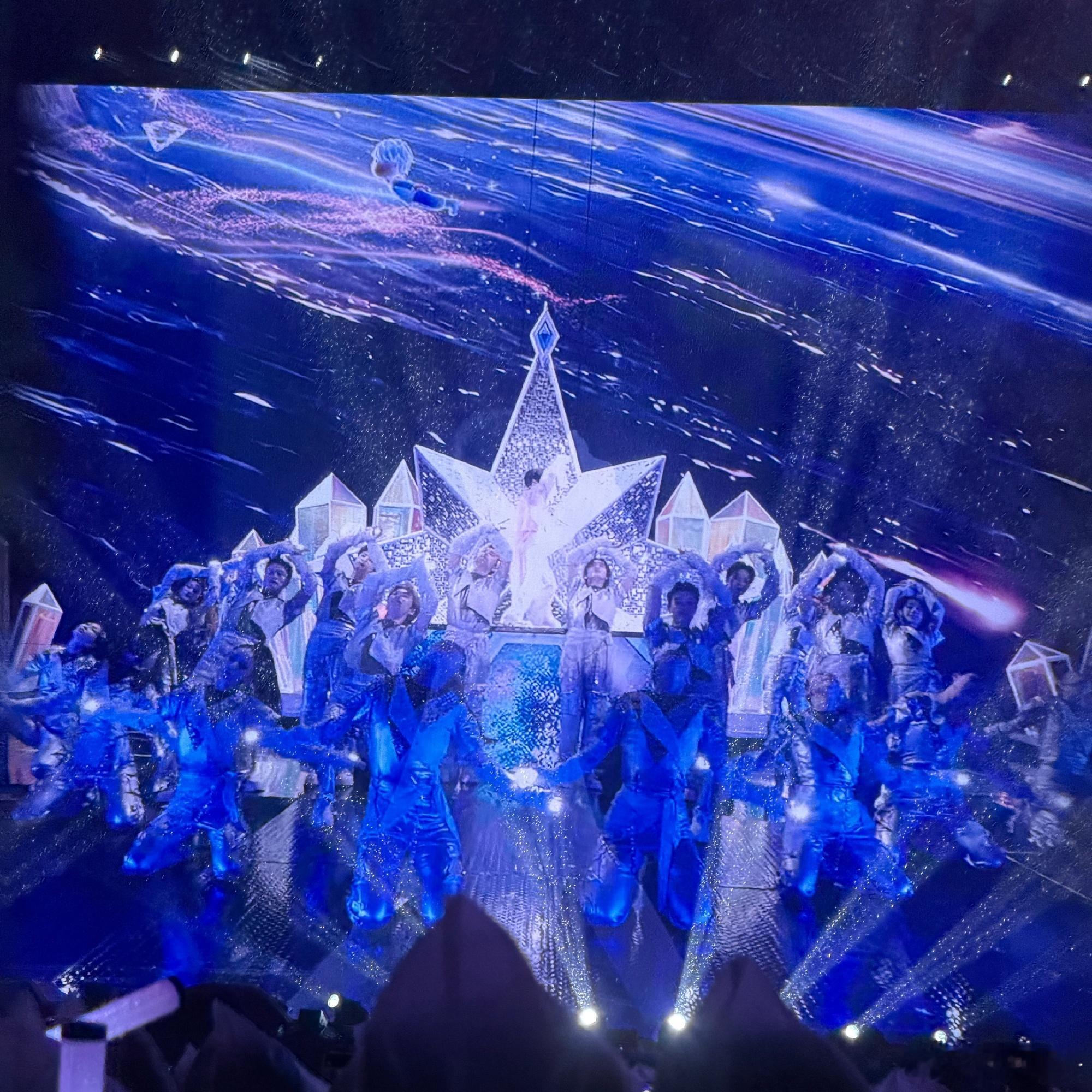 周深演唱会下出雨幕了周深怎么亭子也漏雨 周深台州站真的是“风调雨顺”啊！别人开演