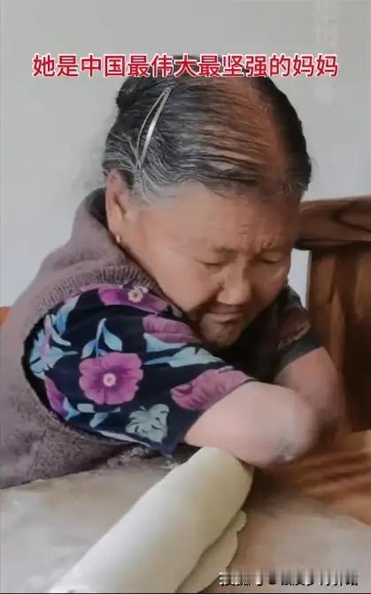 无肢母亲用嘴养三孩：命运折断翅膀，她用爱筑成翅膀

甘肃会宁县回河村，81岁的王