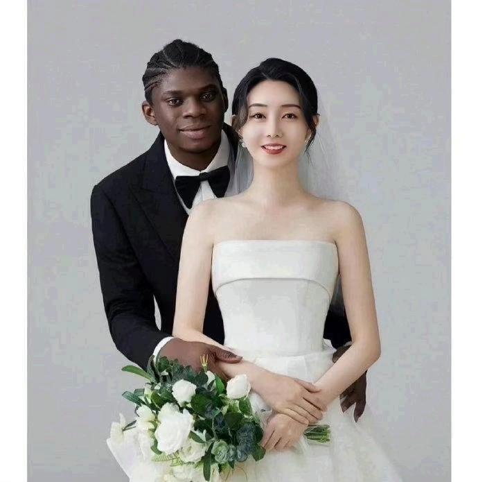 网友：他们很般配，希望他们回非洲……你怎么看？ ​​​