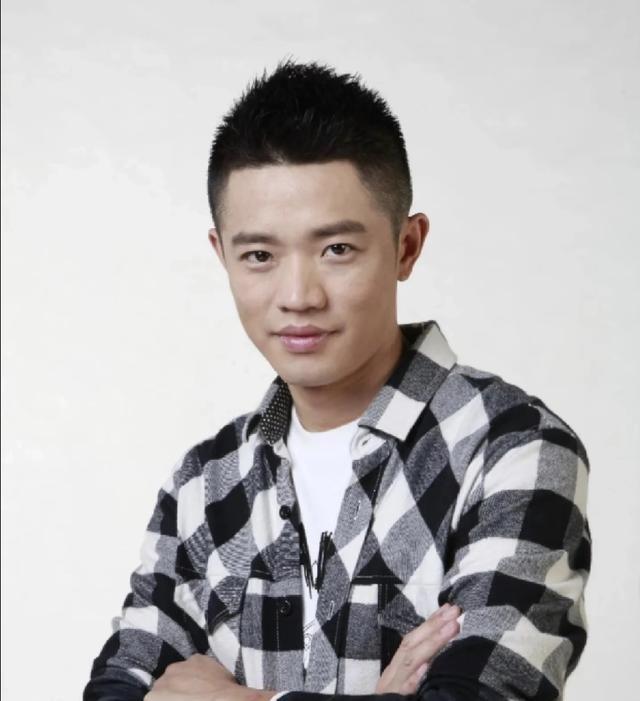 主持人问曾毅：“你老婆有没有因为玲花跟你吵过架？”曾毅说：“没有，她是个识大体的