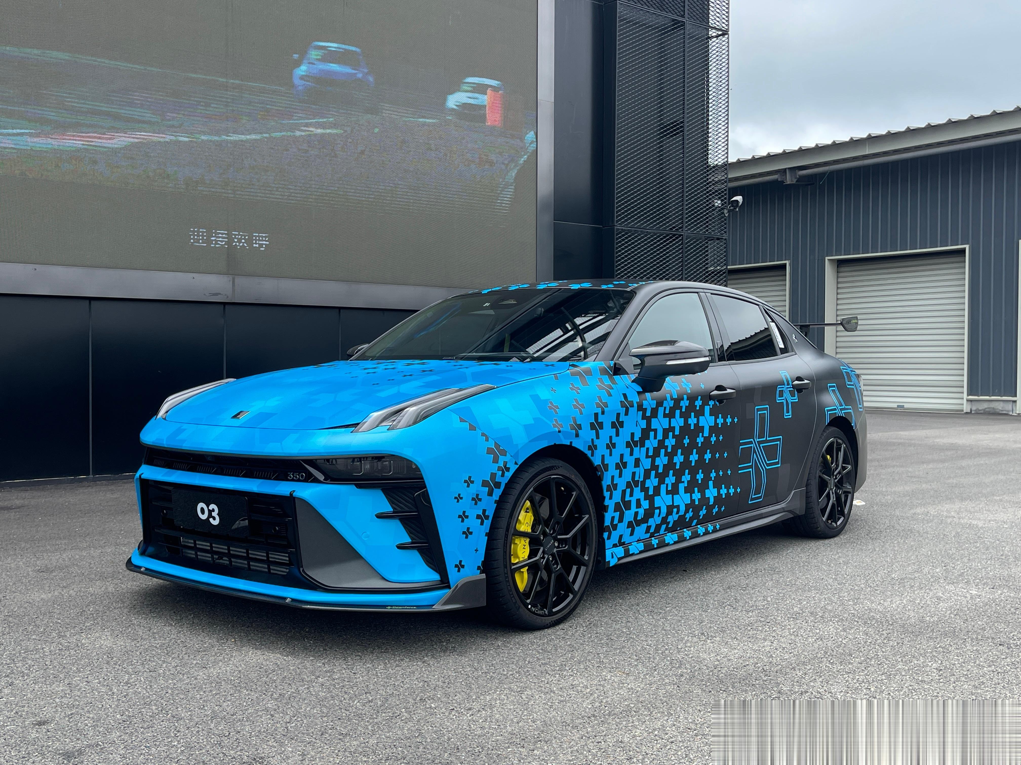 350马力，机械增压+涡轮增压，避震轮毂轮胎保持不变，方向盘更帅了，加了一键赛道