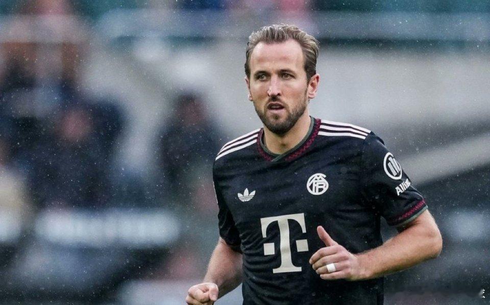 据罗马诺报道，拜仁已经准备与凯恩展开续约谈判。凯恩与拜仁的合同将在2027年到期