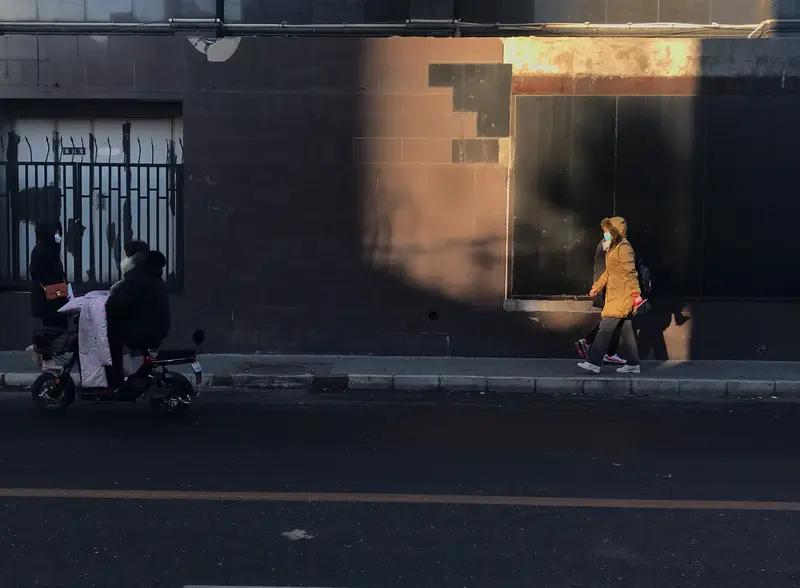 杭州一女装店主建议别买300元以下羽绒服，这话一出引发热议。有人觉得是商家抬价，