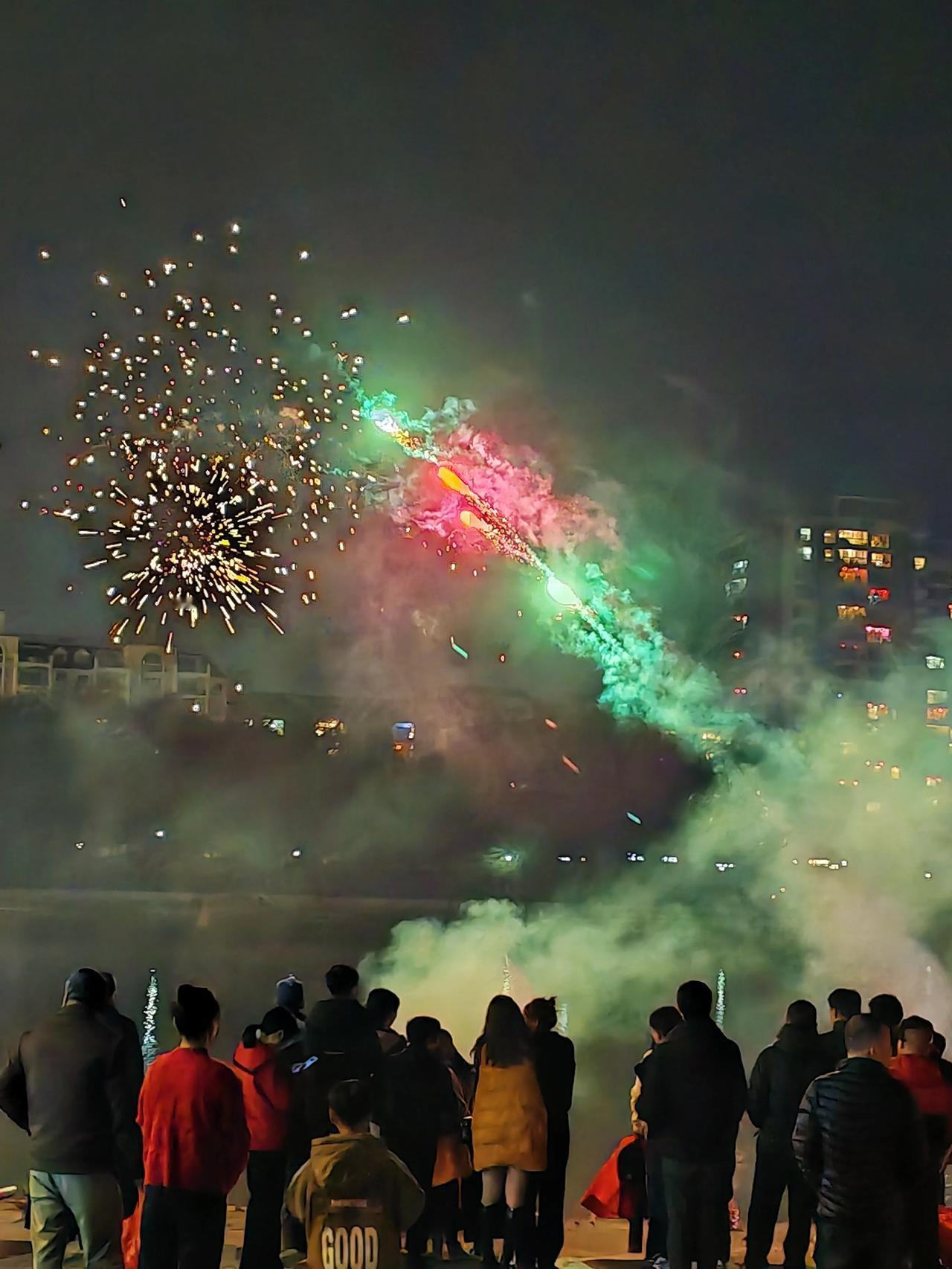 天南地北大拜年戳这里，一起放烟花>放烟花咯，新年快乐，暴美暴富！过年