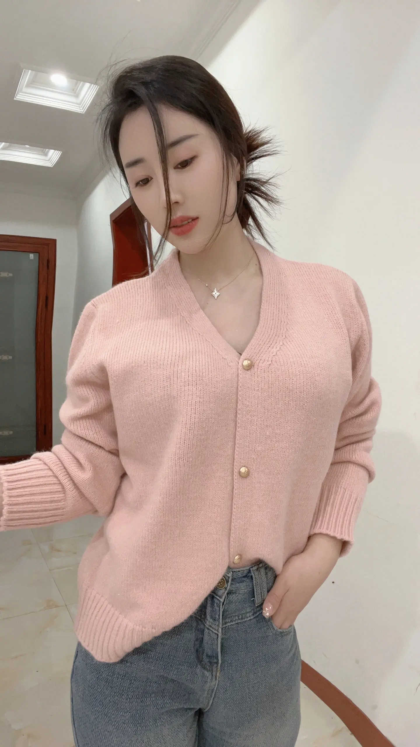 我冒昧问一下： 大家不开心的原因是缺钱还是缺爱？说实话不许说谎