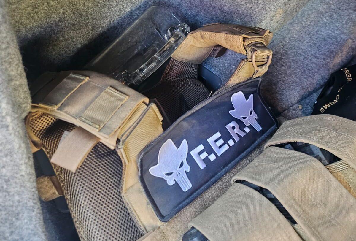 一辆悬挂加州车牌的宝马车在蒂华纳的瓦列德拉斯帕尔马斯被发现，车内引擎未熄火且未上