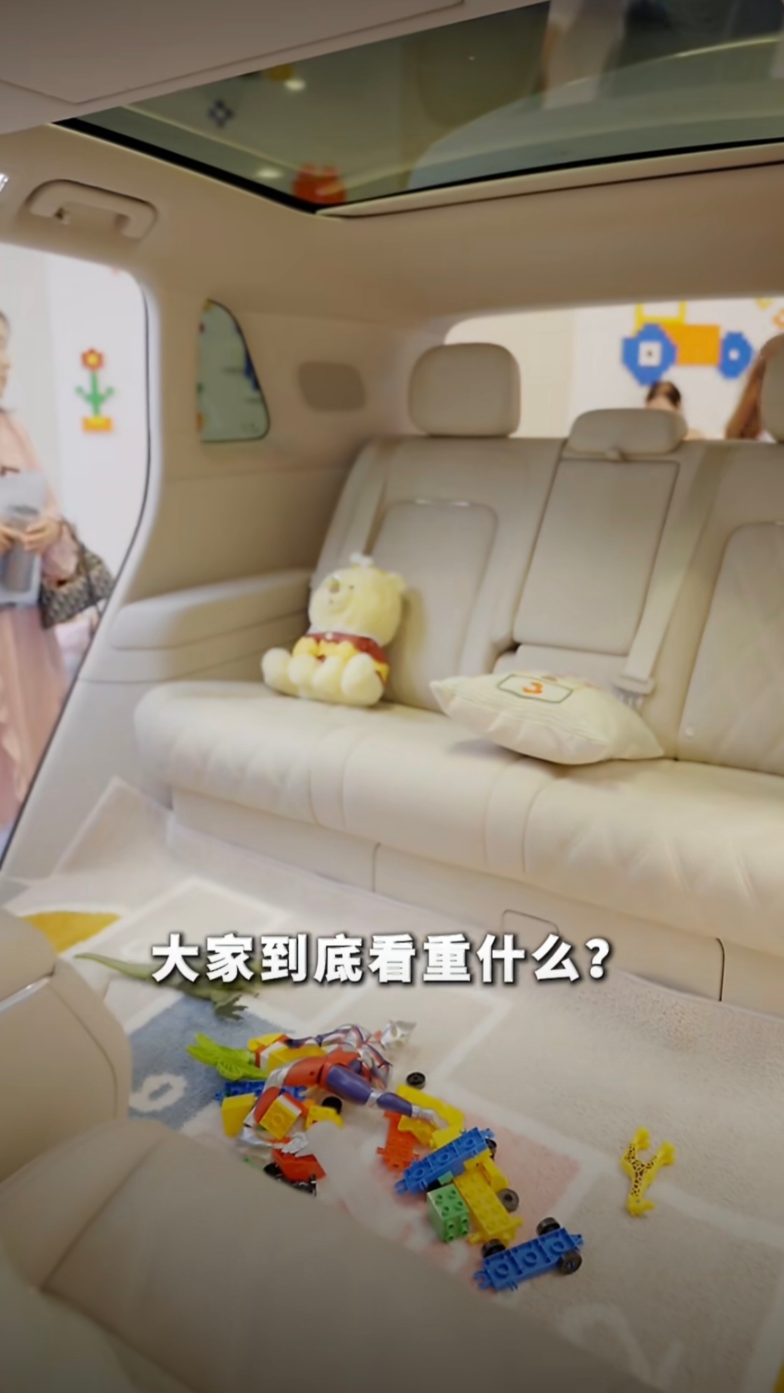 聊选车这事真不是一言堂。很多家庭买车，男人盯着参数、马力、底盘，女人更在意好不好