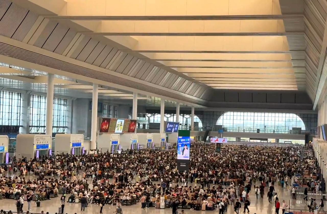 今天的南宁东站

这么多人，不是明天才放假吗？顺便避雷一下东站的星巴克，啡快点的