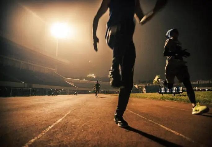晚上跑步不建议，伤了阳气。
大家都知道熬夜不好，夜晚是主静的，身体要休息了，消耗