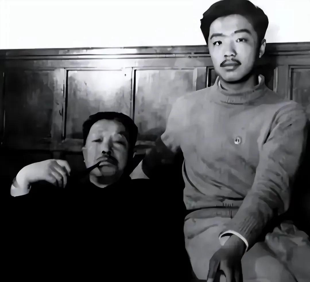 2001年3月28日晚，贺龙独子贺鹏飞因突发心脏病而去世。葬礼上，85岁的老母亲