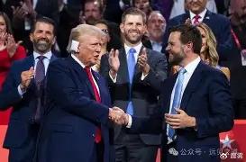 万斯与特朗普之间的距离究竟有多大？这么讲吧，万斯一旦上台，美国很可能迎来翻天覆地